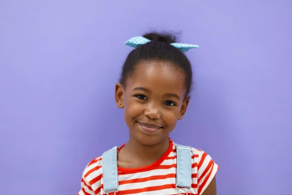 Retrato Uma Colegial Afro Americana Sorridente Contra Fundo Púrpura Inalterado — Fotografia de Stock