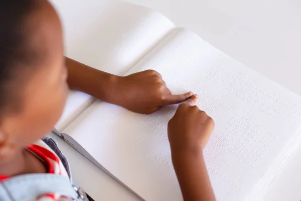 Afrikanische Grundschülerin Berührt Brailleschrift Buch Während Sie Schreibtisch Unterricht Lernt — Stockfoto