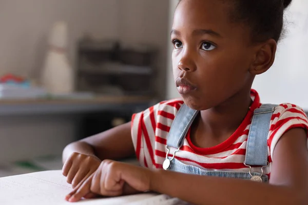 Afro Amerikaanse Basisschoolmeisje Kijkt Weg Tijdens Het Studeren Braille Boek — Stockfoto