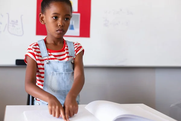 教室で勉強しながら点字本に触れるアフリカ系アメリカ人の小学生 変更されていない 学校の概念 — ストック写真