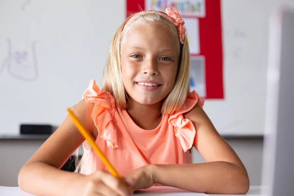 Portrét Usměvavé Bělošské Základní Školačky Blond Vlasy Studující Stolem Třídě — Stock fotografie