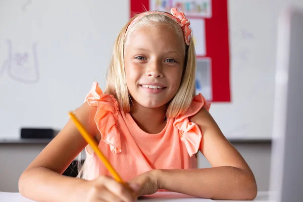 Porträtt Leende Kaukasiska Grundläggande Skolflicka Med Blont Hår Studerar Vid — Stockfoto