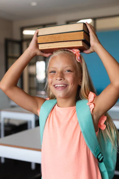 Πορτρέτο Του Χαμογελαστού Καυκάσιου Δημοτικού Σχολείου Κρατώντας Στοιβαγμένα Βιβλία Στο — Φωτογραφία Αρχείου