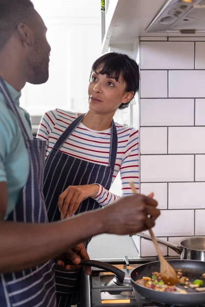 多人種の若いカップルが家庭で一緒に料理を作る 変わることのない ライフスタイル 食べ物 家庭生活 食べ物の準備 — ストック写真