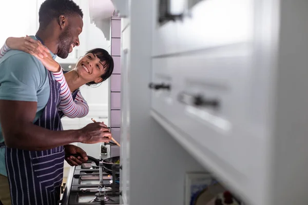 Gülümseyen Çok Irklı Genç Çift Evde Birlikte Yemek Pişiriyor Değişiklik — Stok fotoğraf