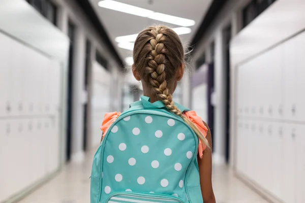 Visão Traseira Colegial Elementar Caucasiana Com Mochila Corredor Escola Inalterado — Fotografia de Stock