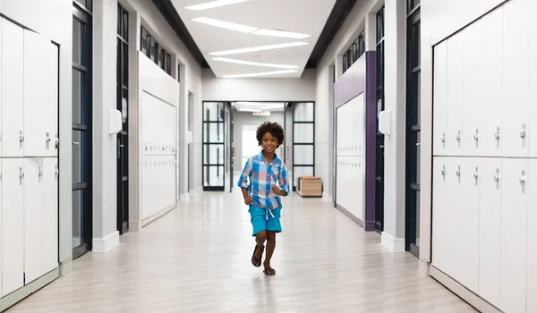 Koridorda Dolaplarla Koşuşturan Afro Amerikan Ilkokul Çocuğu Değiştirilmemiş Çocukluk Eğitim — Stok fotoğraf