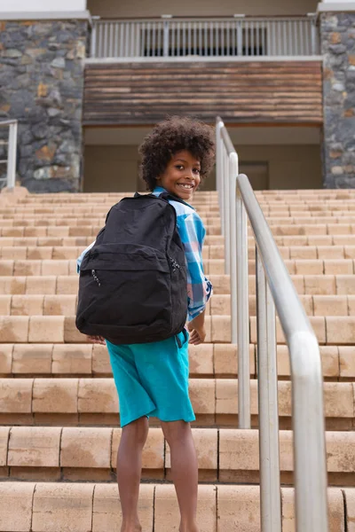Portret Afrykańskiego Ucznia Plecakiem Stojącego Schodach Przed Szkołą Niezmieniony Dzieciństwo — Zdjęcie stockowe