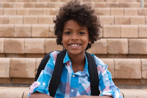 Retrato Niño Primaria Afroamericano Sonriente Con Mochila Sentada Las Escaleras —  Fotos de Stock