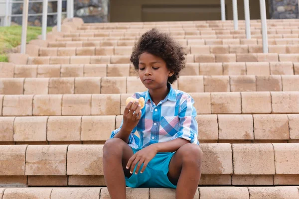 Niño Primaria Afroamericano Comiendo Comida Mientras Está Sentado Los Escalones —  Fotos de Stock