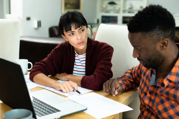 Multiraciaal Jong Paar Met Laptop Bespreken Huishoudelijke Uitgaven Budget Rekening — Stockfoto