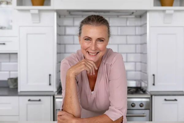 Porträtt Leende Seniorkaukasisk Kvinna Med Handen Hakan Köket Hemma Oförändrad — Stockfoto