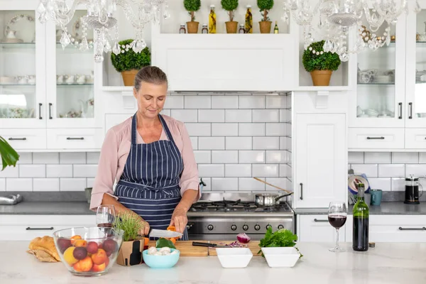 Mujer Caucásica Mayor Cortando Verduras Cocina Casa Inalterado Estilo Vida —  Fotos de Stock