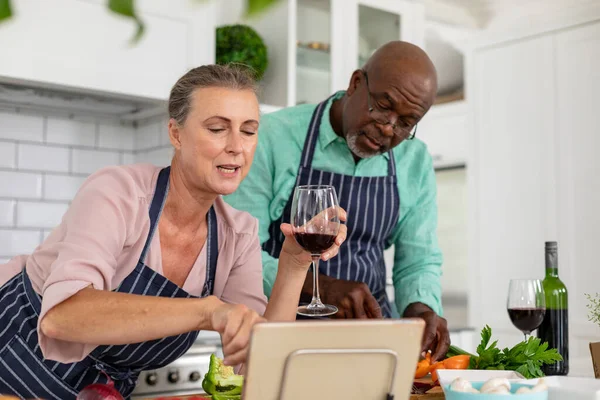 Senior Pareja Multirracial Con Vino Viendo Receta Línea Preparación Alimentos —  Fotos de Stock