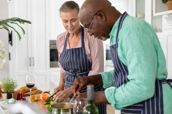 Pareja Mayor Multirracial Delantales Preparando Comida Juntos Cocina Casa Inalterado — Foto de Stock