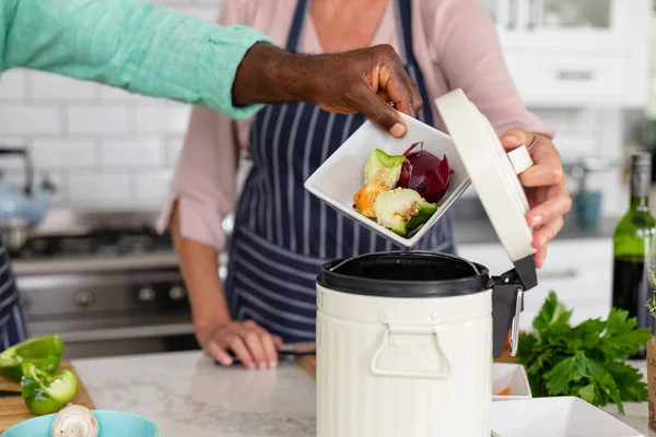 Middelsectie Van Multiraciaal Koppel Dat Thuis Eten Bereidt Ongewijzigd Levensstijl — Stockfoto