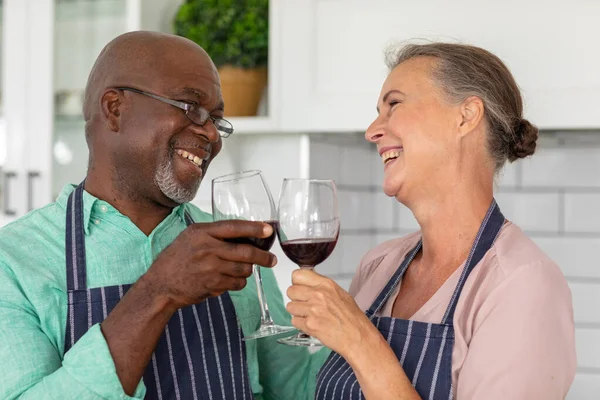 Felice Coppia Multirazziale Anziani Brindare Vino Rosso Cucina Casa Inalterato — Foto Stock