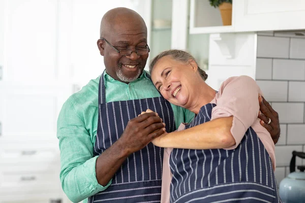 Glad Senior Multiracial Par Njuter Köket Hemma Oförändrad Livsstil Pensionering — Stockfoto