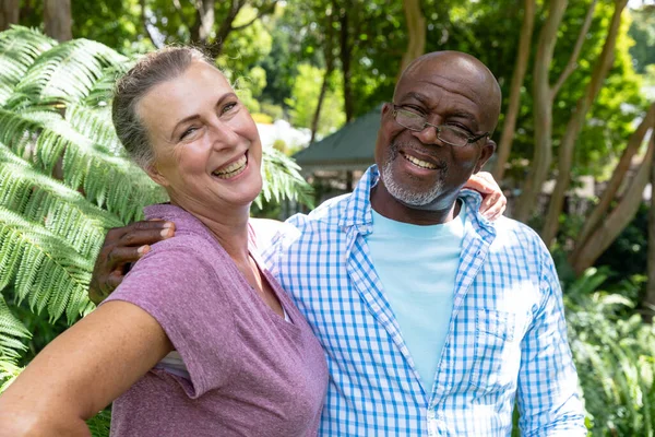 Porträt Eines Glücklichen Multiethnischen Seniorenpaares Das Mit Den Armen Die — Stockfoto