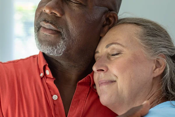 Närbild Multiracial Senior Par Med Slutna Ögon Omfamna Hemma Oförändrad — Stockfoto