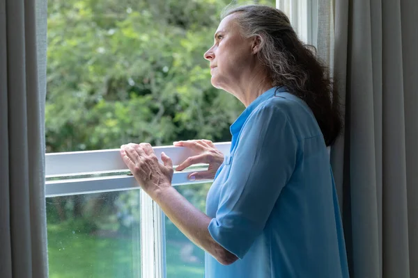 Donna Anziana Caucasica Contemplativa Che Distoglie Sguardo Mentre Sta Alla — Foto Stock