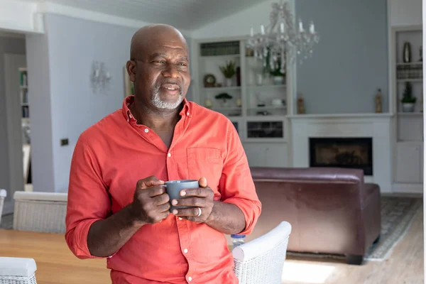 Homme Mûr Afro Américain Réfléchi Regardant Ailleurs Tout Prenant Café — Photo