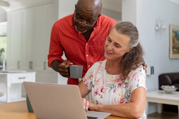 Afroamerykanin Starszy Mężczyzna Patrzący Białą Kobietę Używającą Laptopa Domu Bez — Zdjęcie stockowe