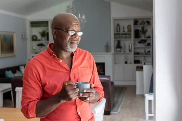 Homme Mûr Afro Américain Réfléchi Prenant Café Tout Tenant Dans — Photo