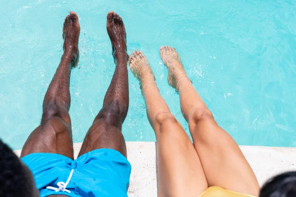 Section Basse Couple Multiracial Balançant Les Jambes Dans Piscine Inchangée — Photo