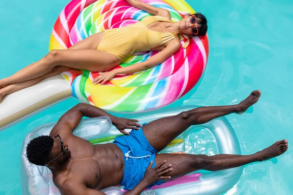 Overhead View Multiracial Young Couple Relaxing Inflatable Rings Swimming Pool — Foto de Stock