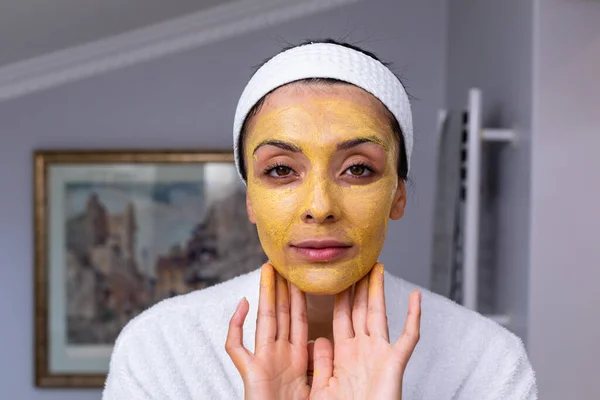 Potret Wanita Muda Kaukasia Mengenakan Masker Wajah Kamar Mandi Rumah — Stok Foto