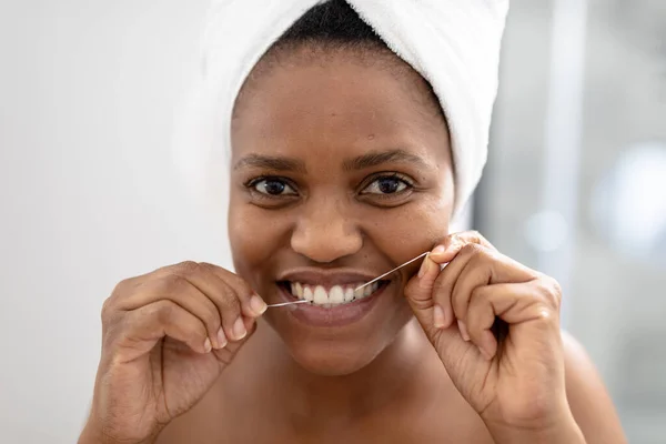 Portrait African American Mid Adult Woman Using Dental Floss Bathroom — Stock fotografie