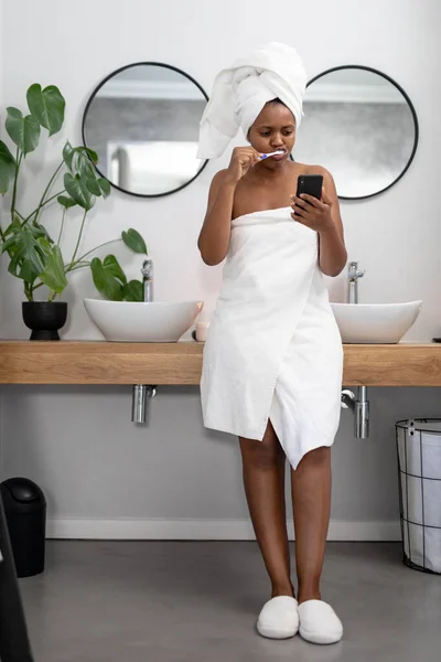 Africano Americano Médio Mulher Adulta Toalha Usando Telefone Inteligente Escovar — Fotografia de Stock