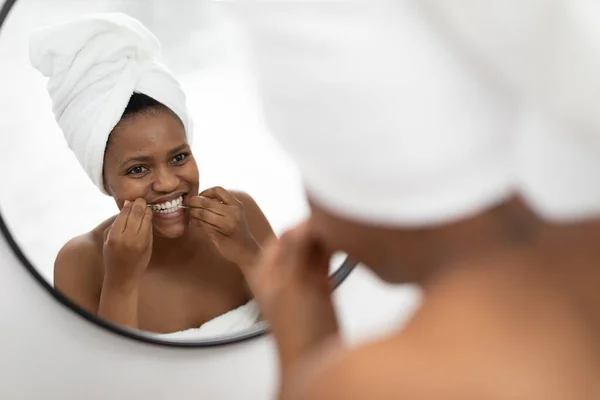 African American Mid Adult Woman Looking Mirror Using Dental Floss — Fotografia de Stock