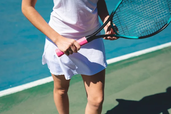 Középső Része Fiatal Kaukázusi Női Játékos Kezében Tenisz Ütő Pályán — Stock Fotó