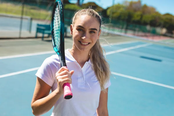 Porträtt Leende Vackra Unga Kaukasiska Kvinnliga Tennisspelare Står Med Racket — Stockfoto