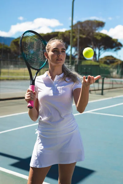 Hermosa Joven Jugadora Tenis Caucásica Pie Con Raqueta Pelota Cancha — Foto de Stock