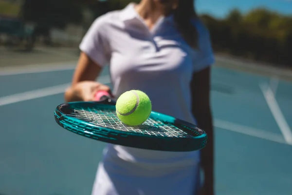 Pelota Tenis Raqueta Sostenida Por Una Joven Atleta Caucásica Pie — Foto de Stock