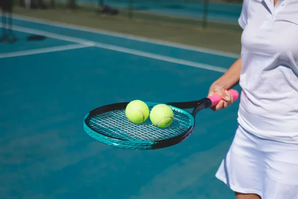 Midsection Young Female Caucasian Athlete Holding Balls Tennis Racket Court — 图库照片