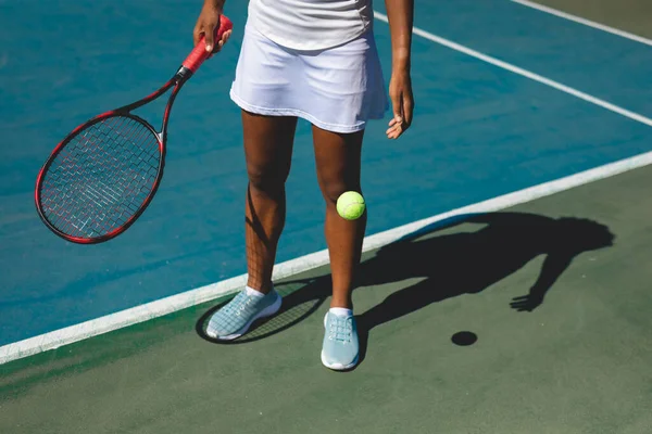 Güneşli Bir Günde Tenis Kortunda Oynayan Afro Amerikan Bayan Sporcunun — Stok fotoğraf