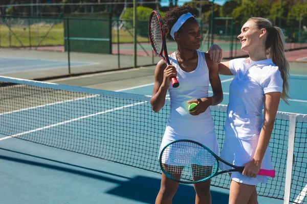 晴れた日に裁判所で休憩を取りながら話している多人種の女性テニス選手の笑顔 変更なしスポーツ競技テニスの概念 — ストック写真