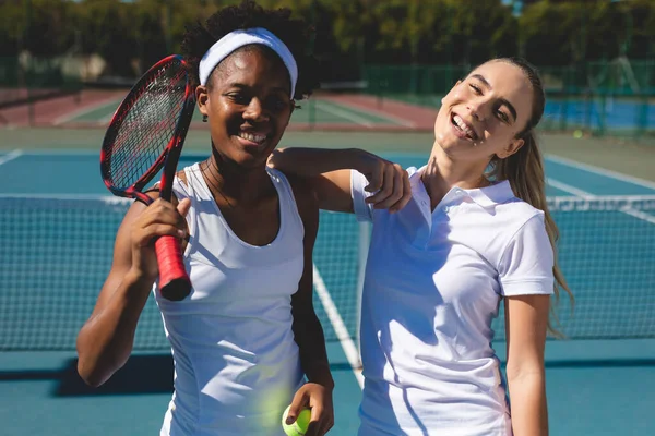晴れた日に休憩しながらテニスコートに立つ幸せな出産の女性選手の肖像画 変更なしスポーツ競技テニスの概念 — ストック写真