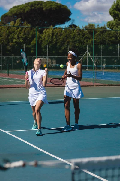 Jugadoras Tenis Multirraciales Alegres Hablando Mientras Caminan Cancha Día Soleado — Foto de Stock