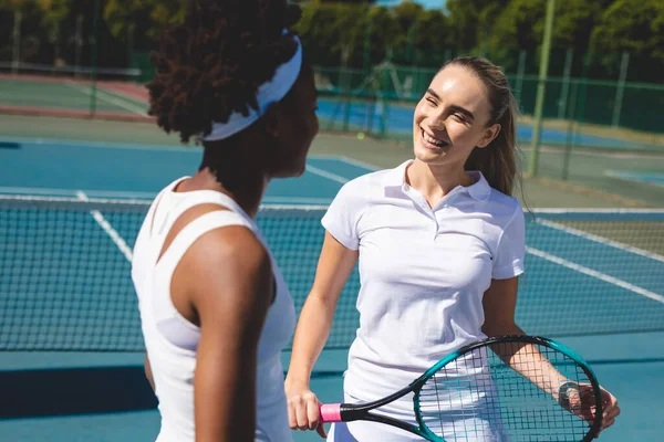 Gelukkige Blanke Vrouwelijke Speler Nemen Met Afrikaanse Amerikaanse Atleet Tennisbaan — Stockfoto