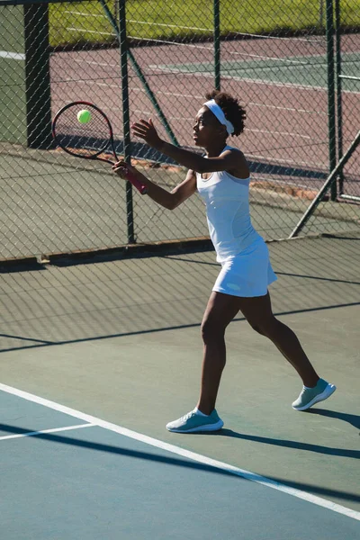 Volledige Lengte Van Jonge Afrikaanse Amerikaanse Vrouwelijke Speler Serveren Tennisbal — Stockfoto