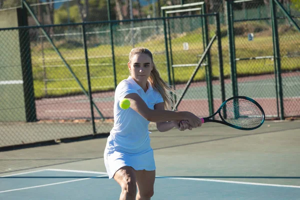 Mooie Jonge Vrouwelijke Kaukasische Speler Slaan Tennisbal Met Racket Aan — Stockfoto