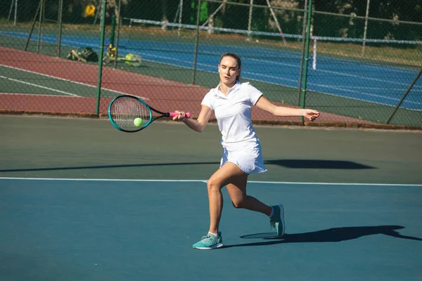 Joven Atleta Caucásica Jugando Tenis Con Raqueta Mientras Golpea Pelota — Foto de Stock