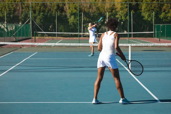 African American Female Player Playing Tennis Game Young Caucasian Competitor — Fotografia de Stock