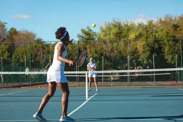 Atleta Afroamericana Jugando Tenis Con Una Competidora Caucásica Cancha Día — Foto de Stock