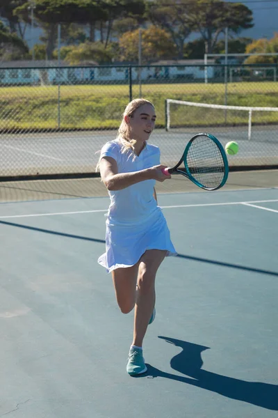 Volledige Lengte Van Jonge Vrouwelijke Kaukasische Tennisspeler Slaan Bal Met — Stockfoto